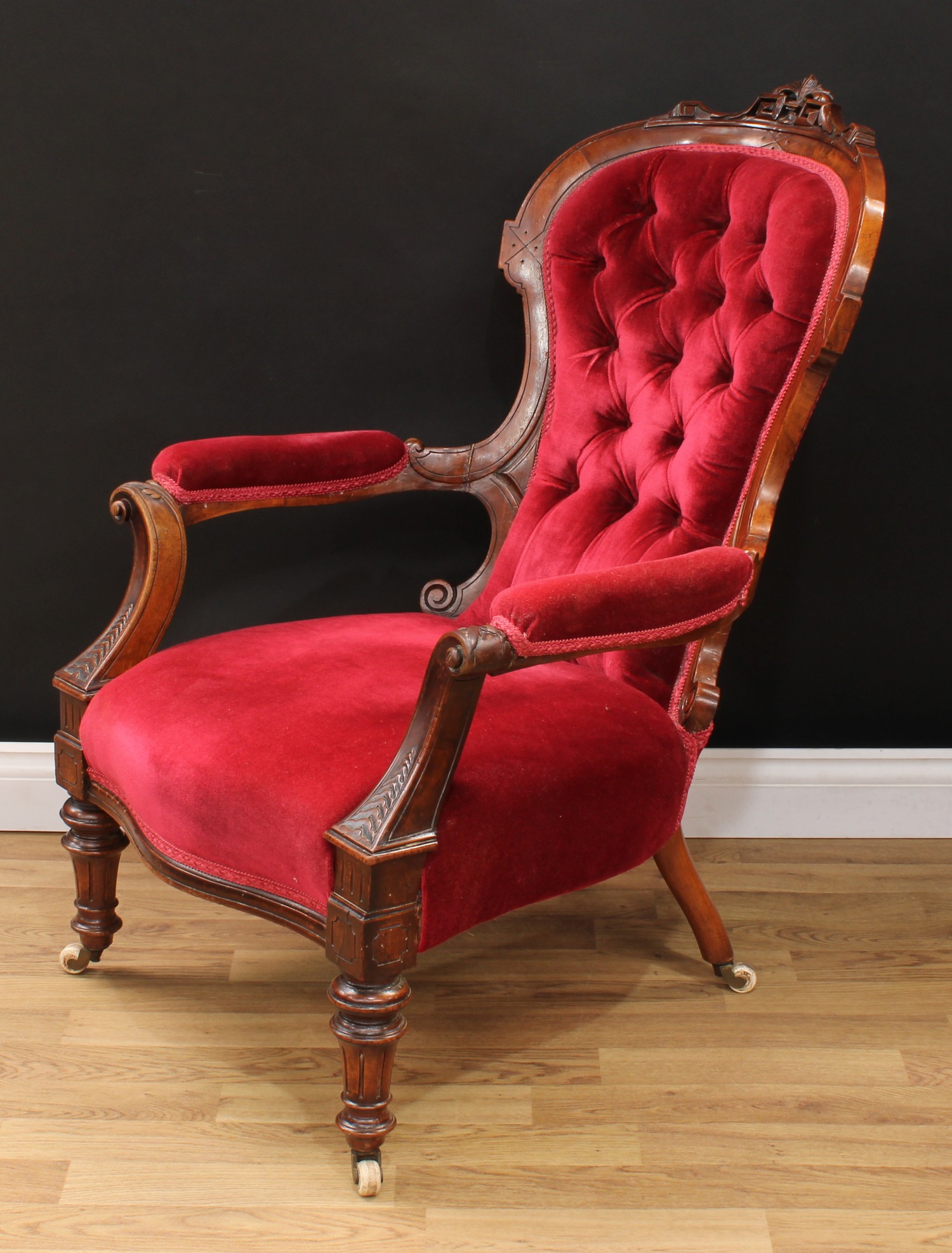 A Victorian walnut drawing room open armchair, curved cresting carved and applied with Greek key - Bild 3 aus 3