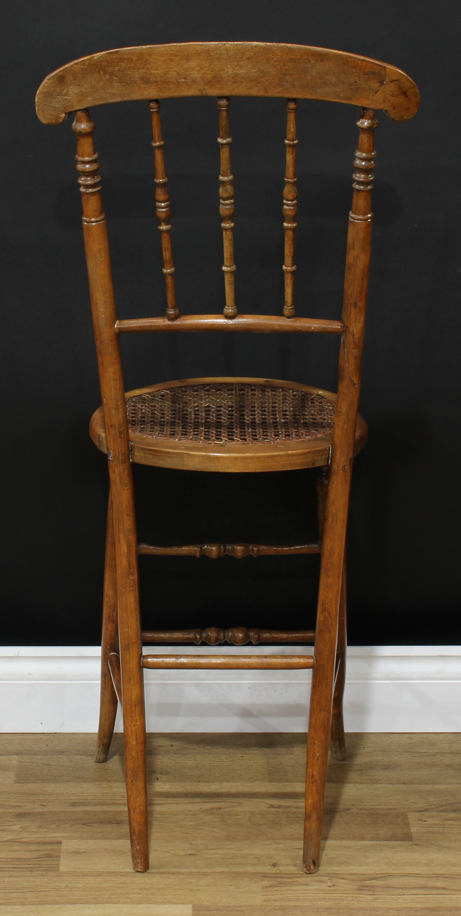 A Victorian beech child's correction chair, curved cresting rail, turned spindle back, oval cane - Bild 4 aus 4