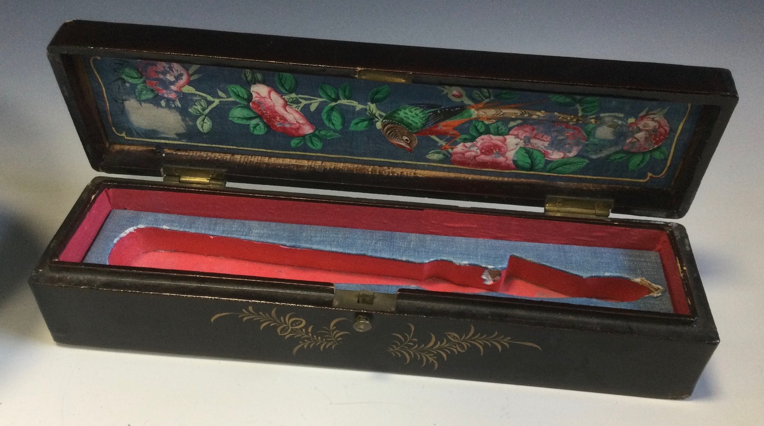 A Chinese papier mache rectangular fan box, decorated in gilt with Oriental figures and foliage, - Image 3 of 4