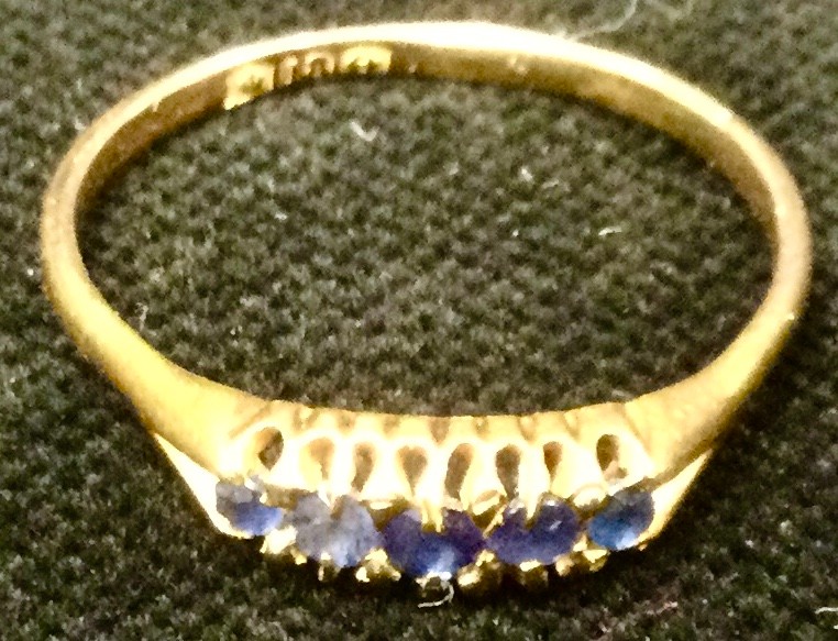 A sapphire quintet line ring, 18ct gold shank, 3g gross