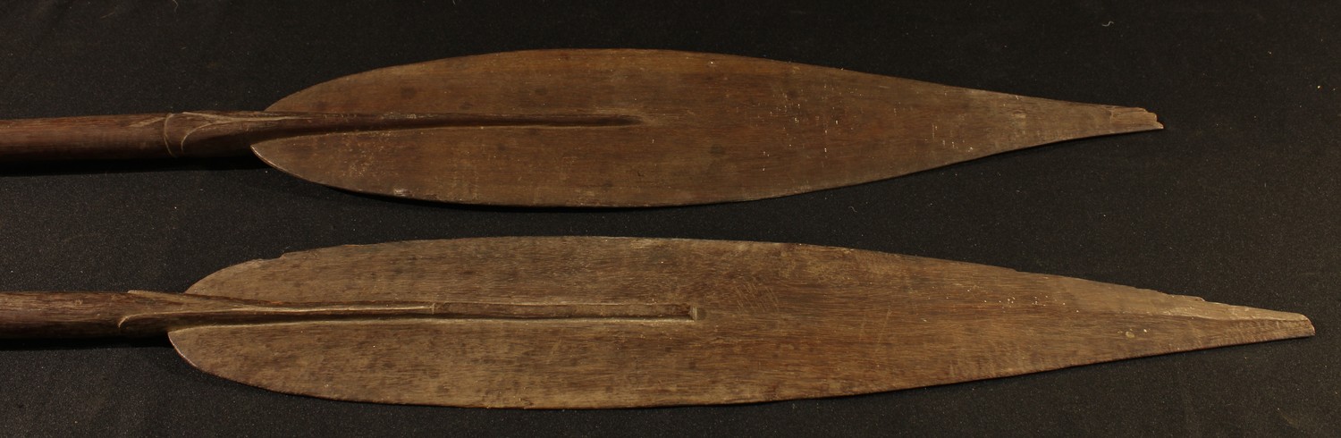 Tribal Art - a Polynesian hardwood paddle, leaf-shaped head with central spine, tapered shaft - Image 2 of 3