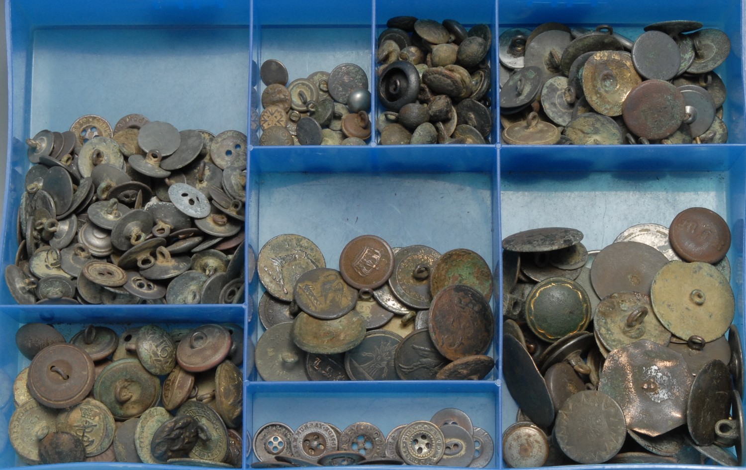 Antiquities - a collection of 18th century and later buttons, including livery and armorial