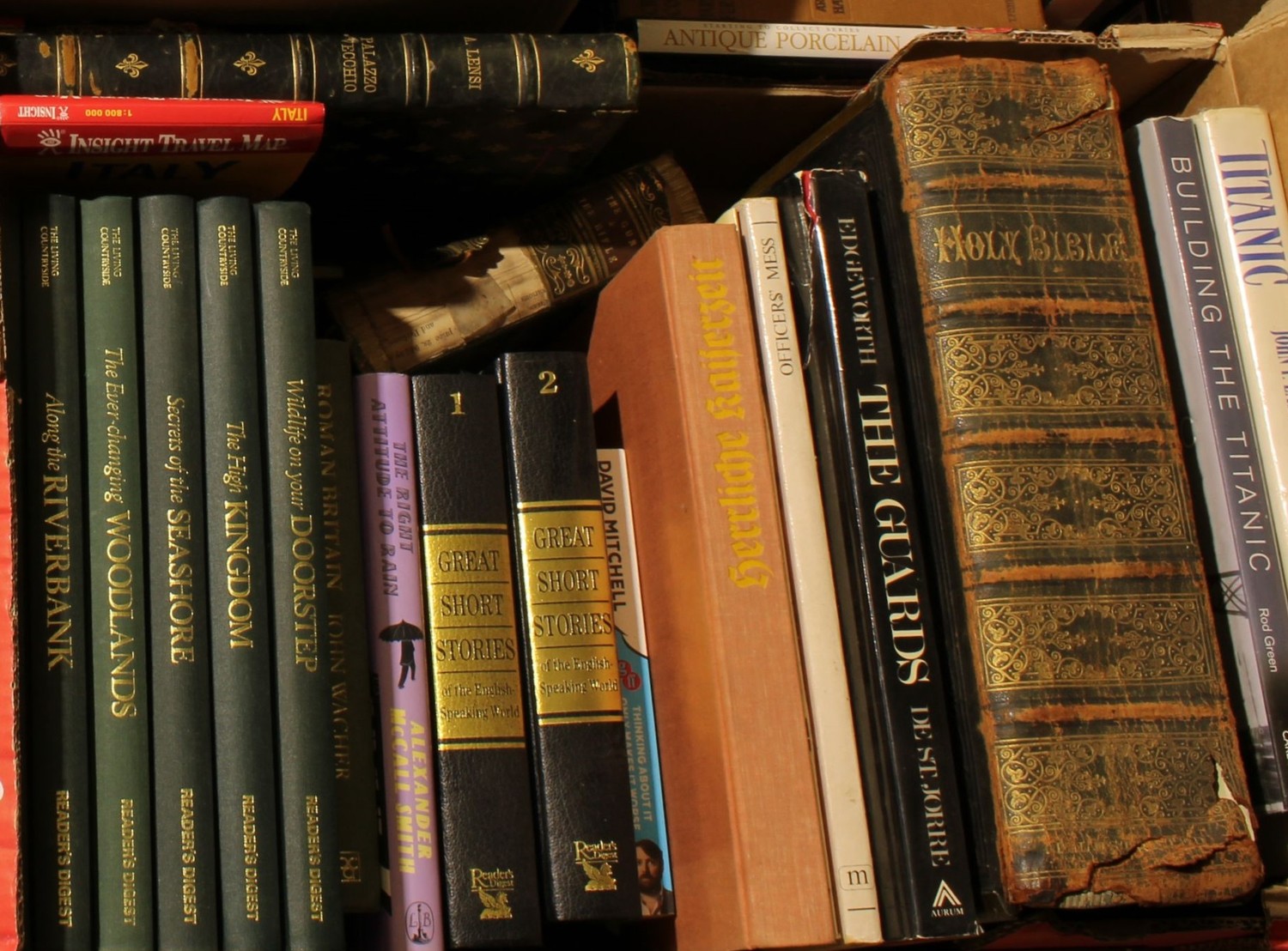 Books - a Victorian Family Bible; other leather bindings; mid-20th century and later pulp and - Bild 5 aus 5