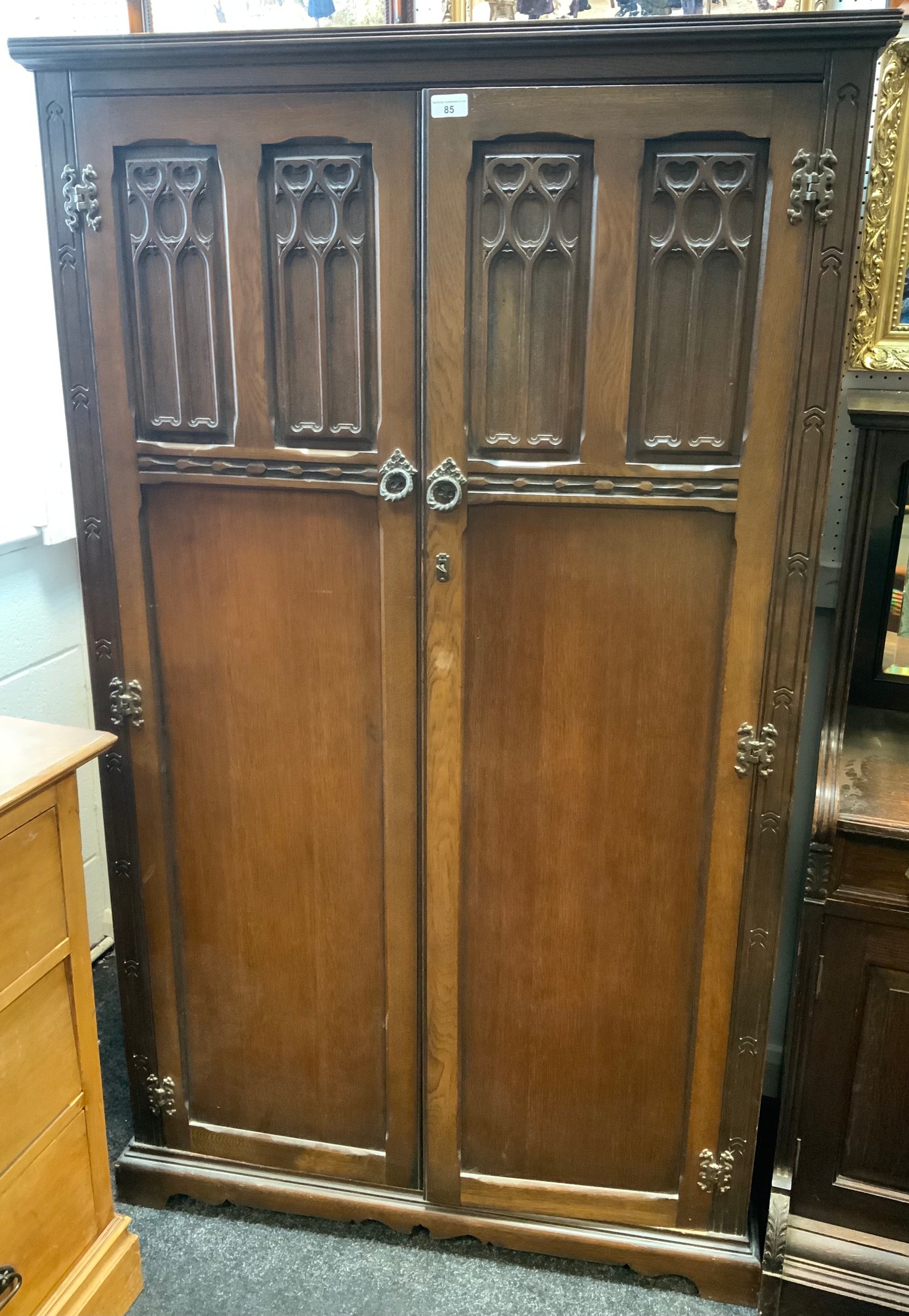 An oak gentleman's wardrobe, 161cm high, 95cm wide.