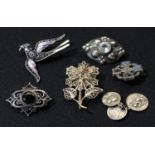 Jewellery - early 20th century and later brooches, some silver (5)