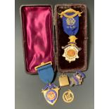 Masonic Interest - a 15ct gold pierced medallion, 3.2g; ; 9ct gold square locket, 4g gross; Primo