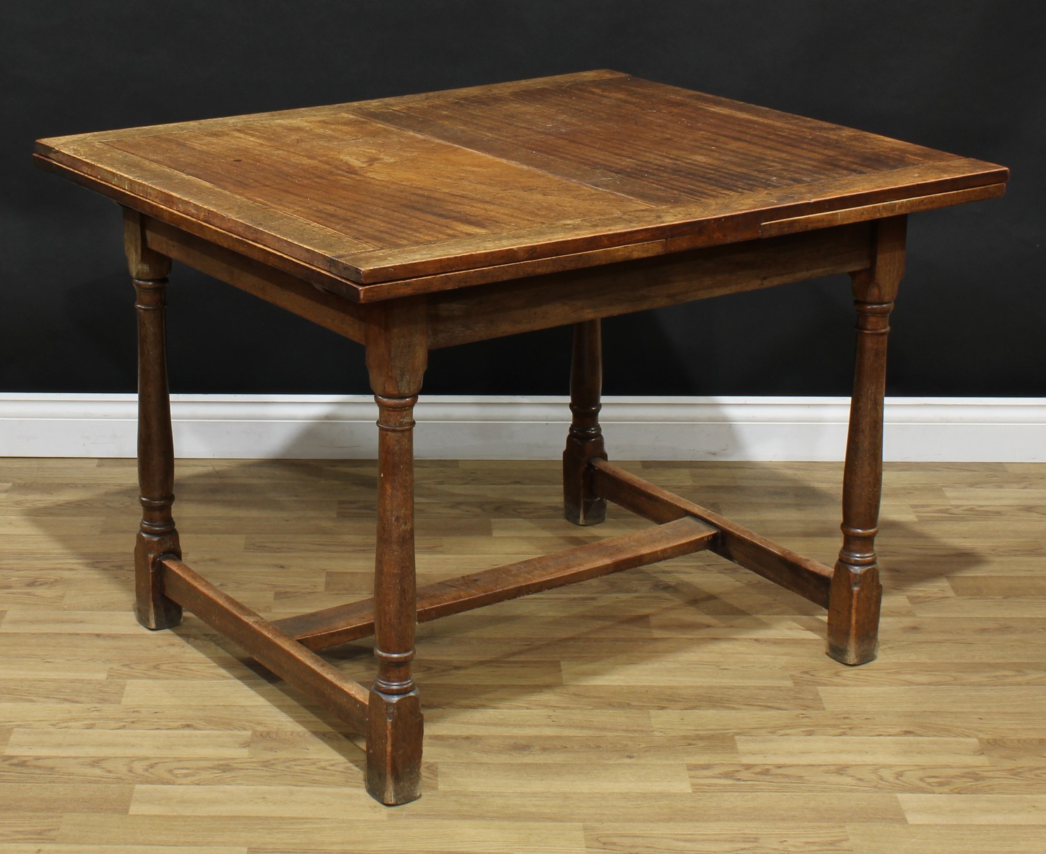 An early 20th century mahogany draw-leaf dining table, 75cm high (open), 106.5cm opening to 197. - Image 3 of 3