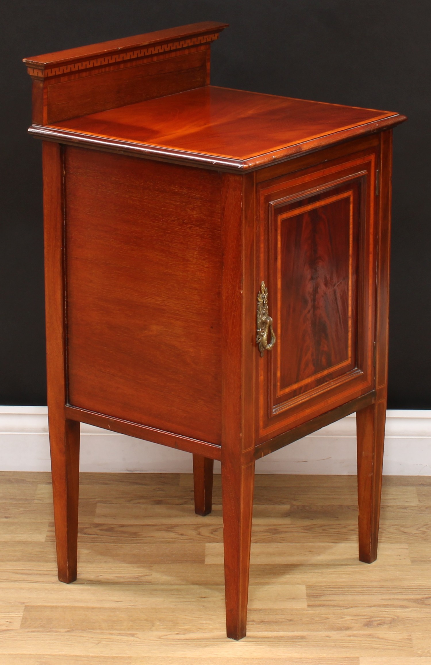 An Edwardian crossbanded mahogany bedroom cabinet, moulded top with half gallery above a rectangular - Image 3 of 3