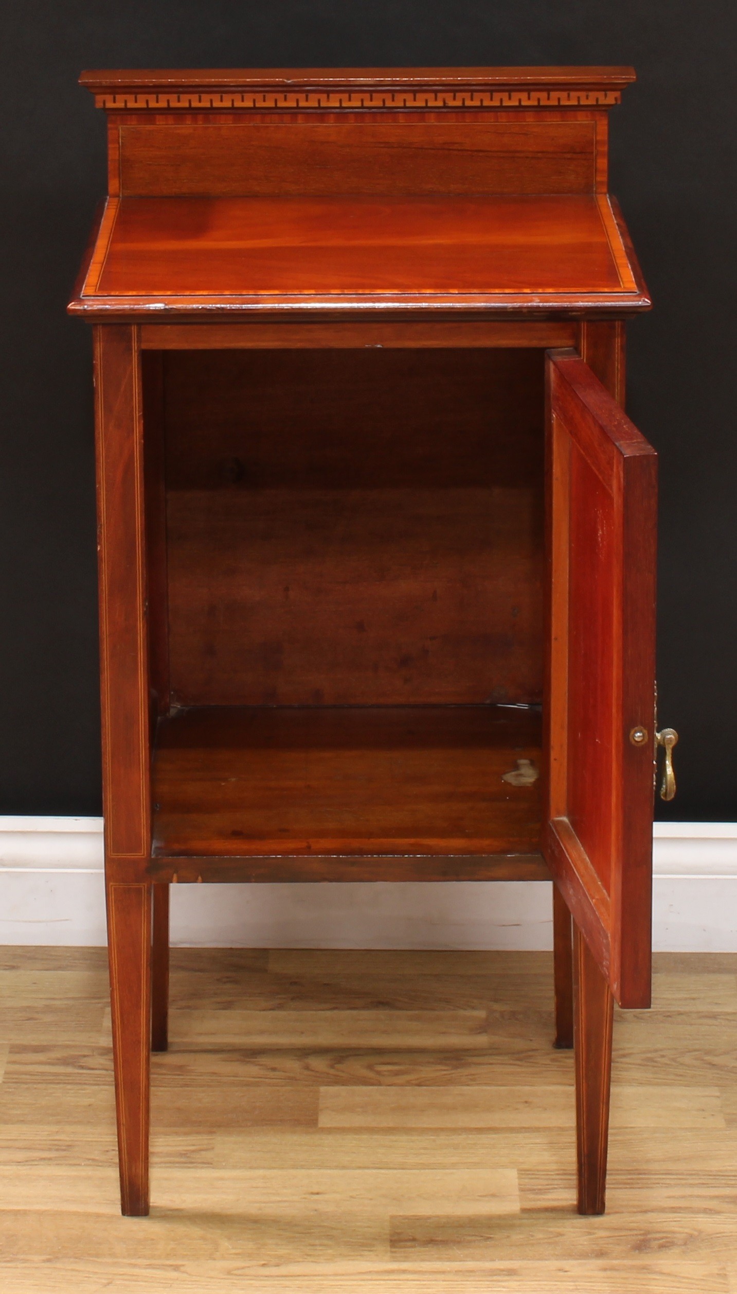 An Edwardian crossbanded mahogany bedroom cabinet, moulded top with half gallery above a rectangular - Image 2 of 3