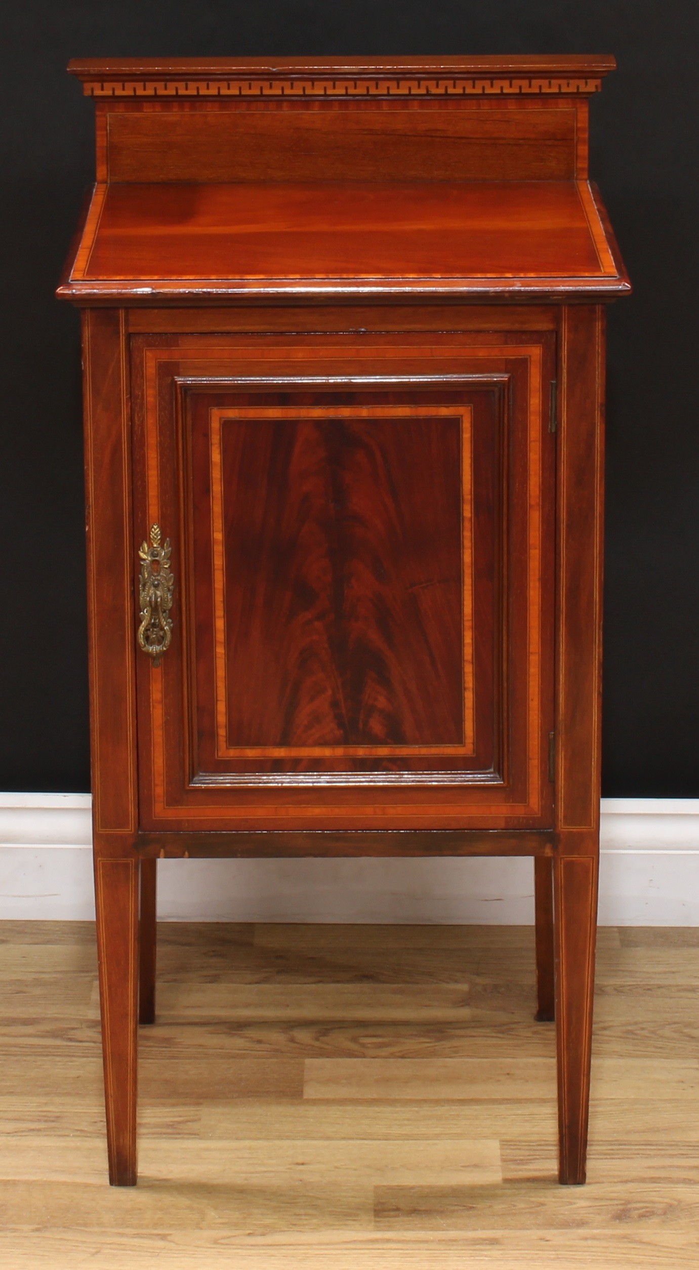 An Edwardian crossbanded mahogany bedroom cabinet, moulded top with half gallery above a rectangular