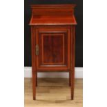 An Edwardian crossbanded mahogany bedroom cabinet, moulded top with half gallery above a rectangular