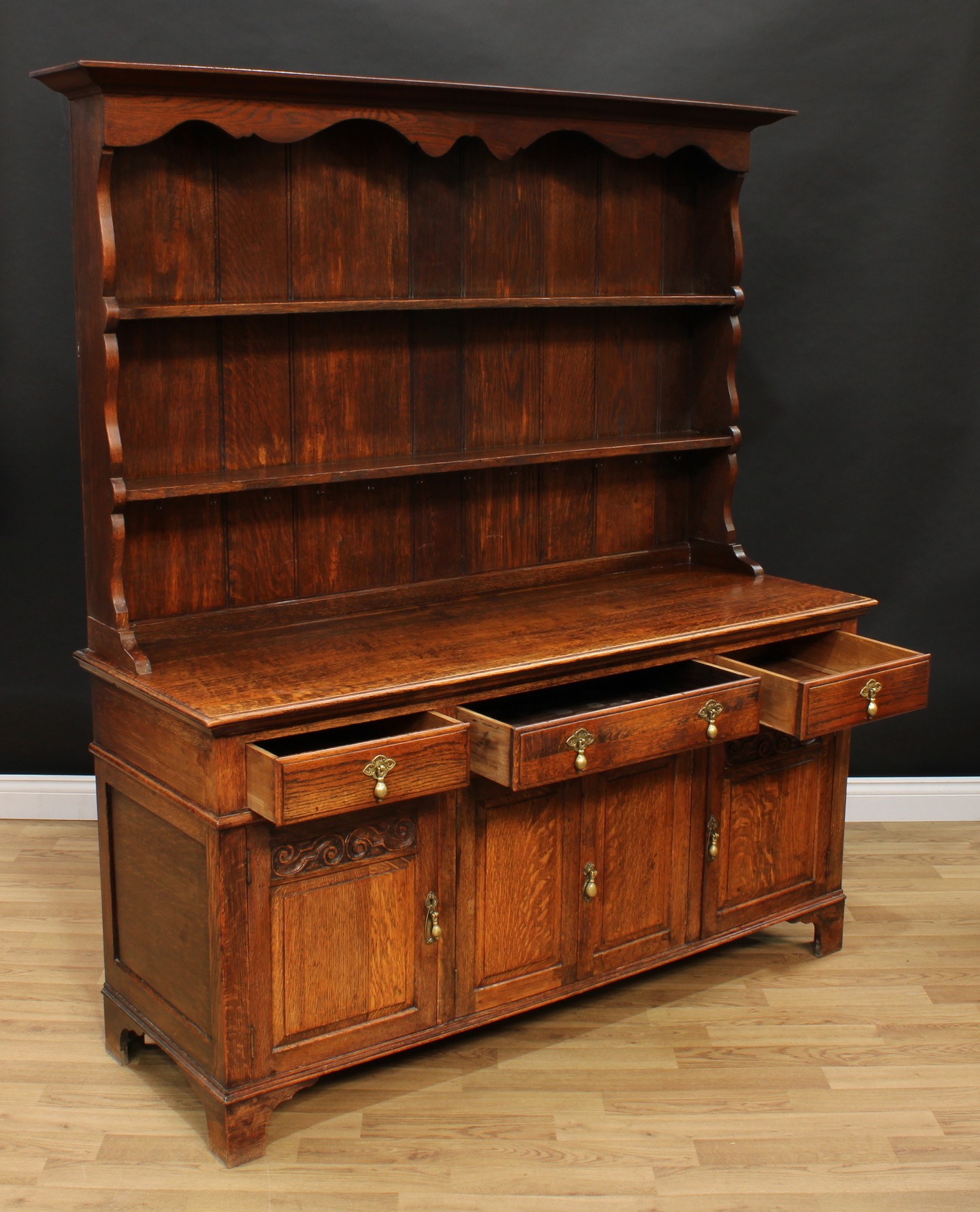 An oak dresser, outswept cornice above a pair of plate racks, the projecting base with three - Image 4 of 4