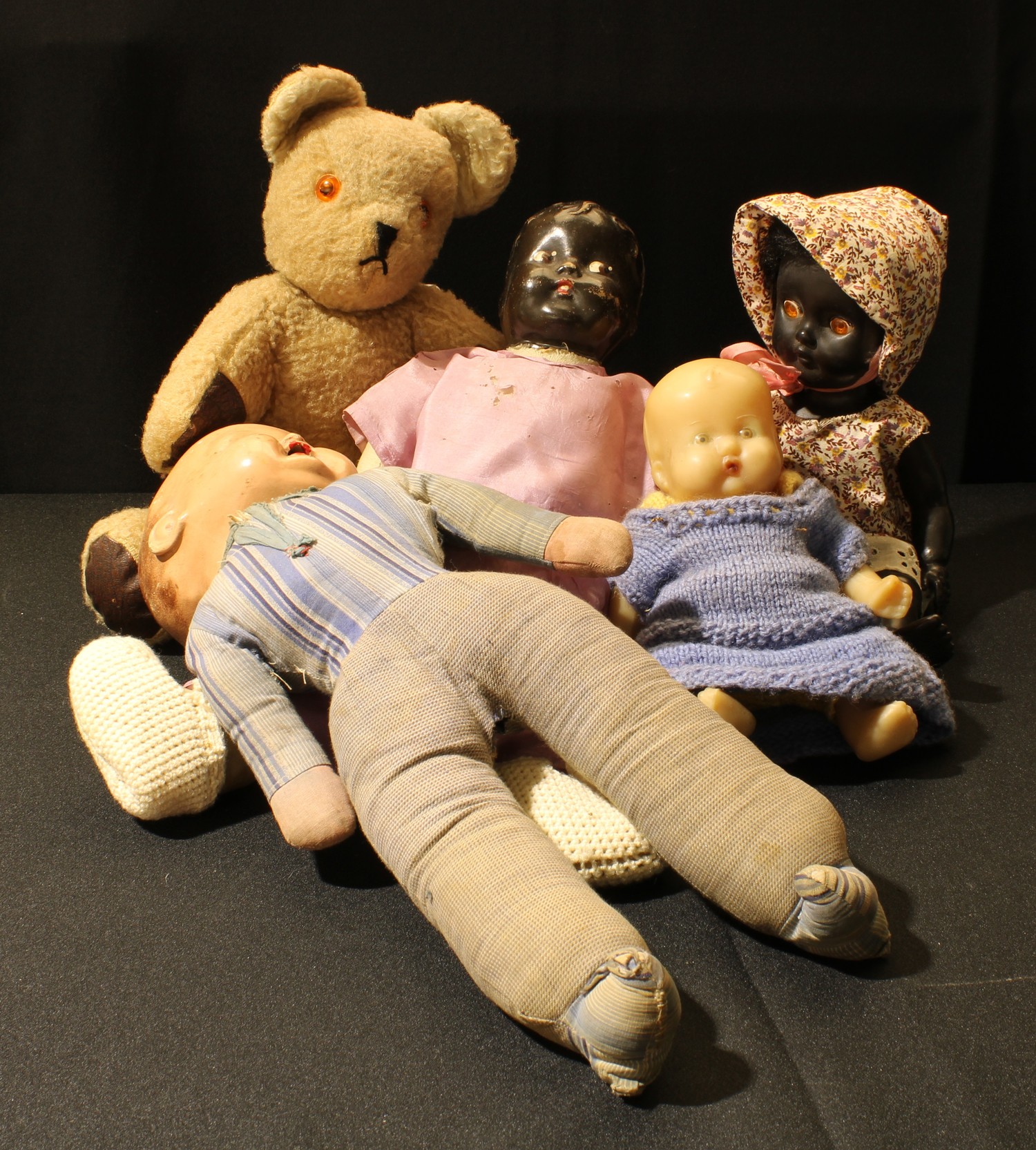 Toys - a collection of dolls and teddy bears (5)