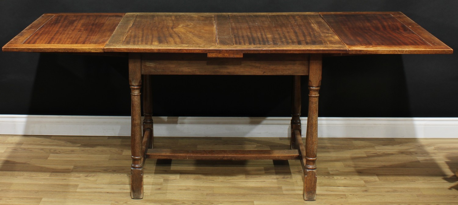 An early 20th century mahogany draw-leaf dining table, 75cm high (open), 106.5cm opening to 197.