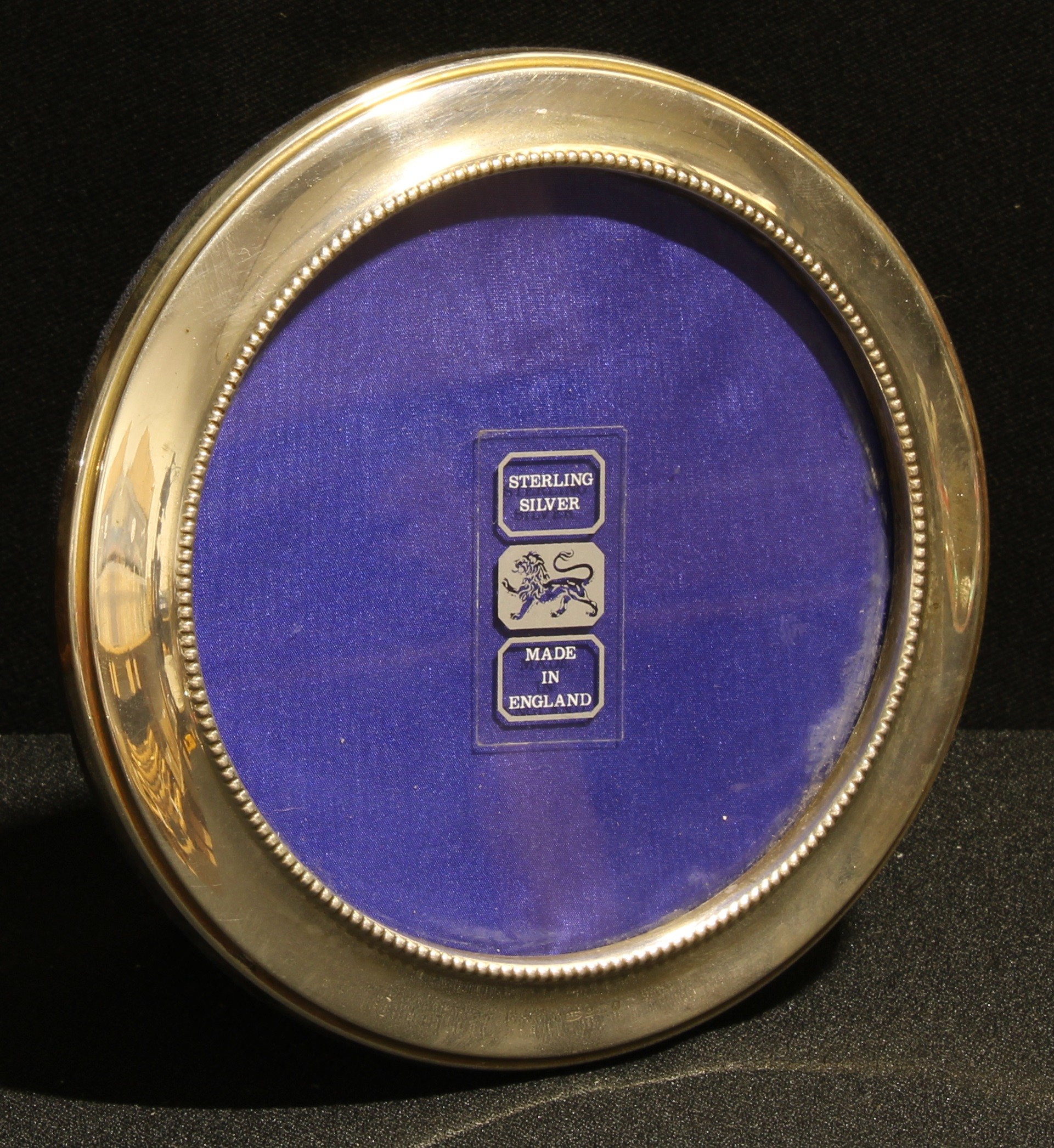 An Elizabeth II silver easel photograph frame, the aperture 11cm diam, Birmingham 1991