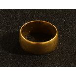 A 22ct gold wedding band, 6.8g