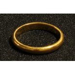 A 22ct gold wedding band, 5.7g