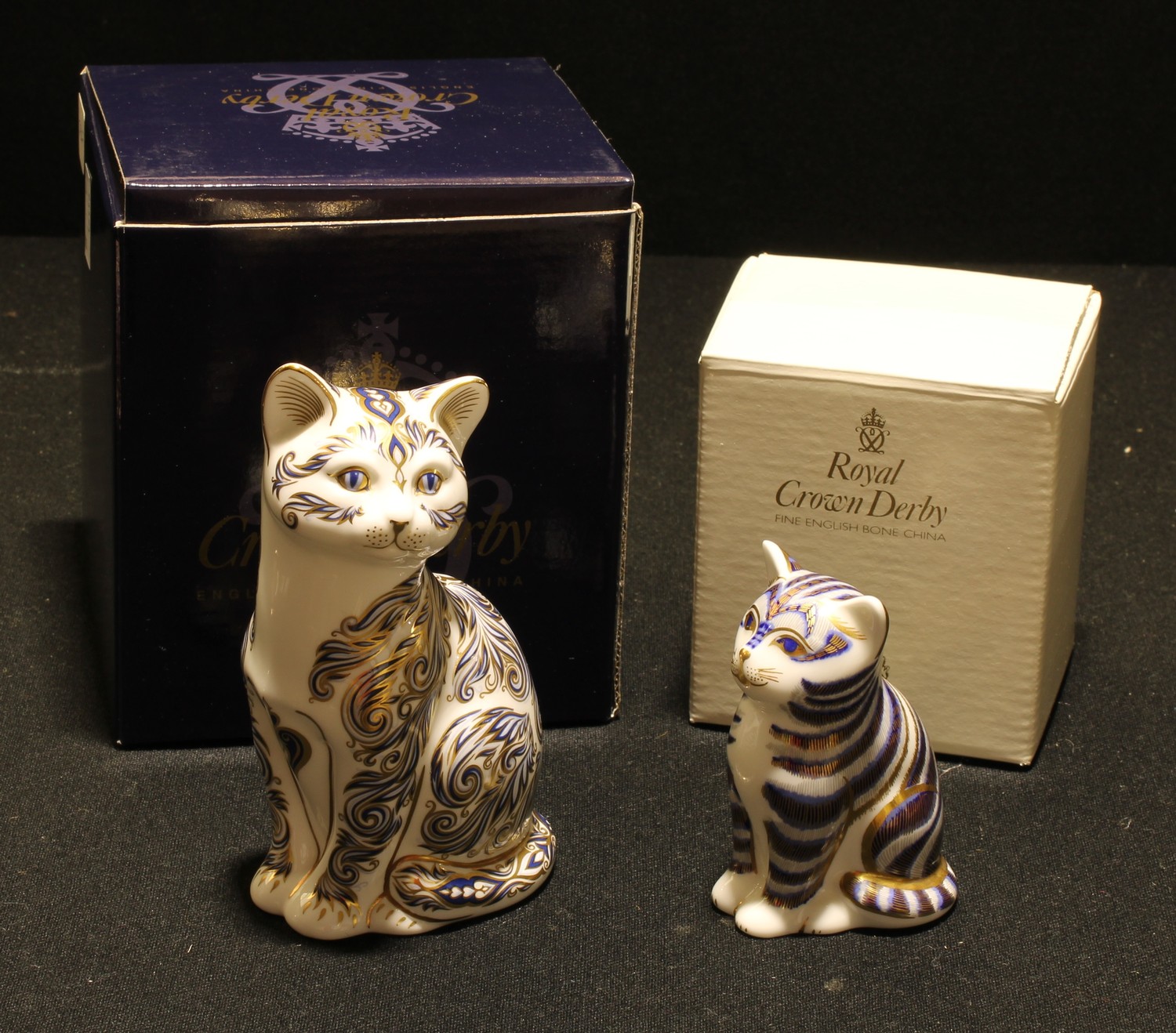 A Royal Crown Derby paperweight, Majestic cat, limited edition, 2,347/3,500, gold stopper,