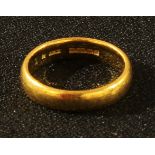 A 22ct gold gentleman's wedding band, ring size R, 7.7g