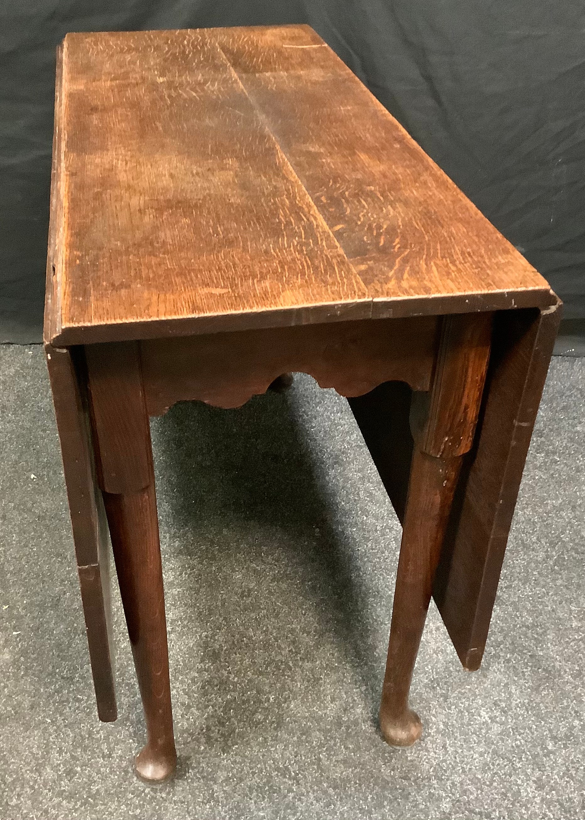 A George III oak dropleaf table, cabriole legs, 73cm high, opens up to 143cm wide, c.1790