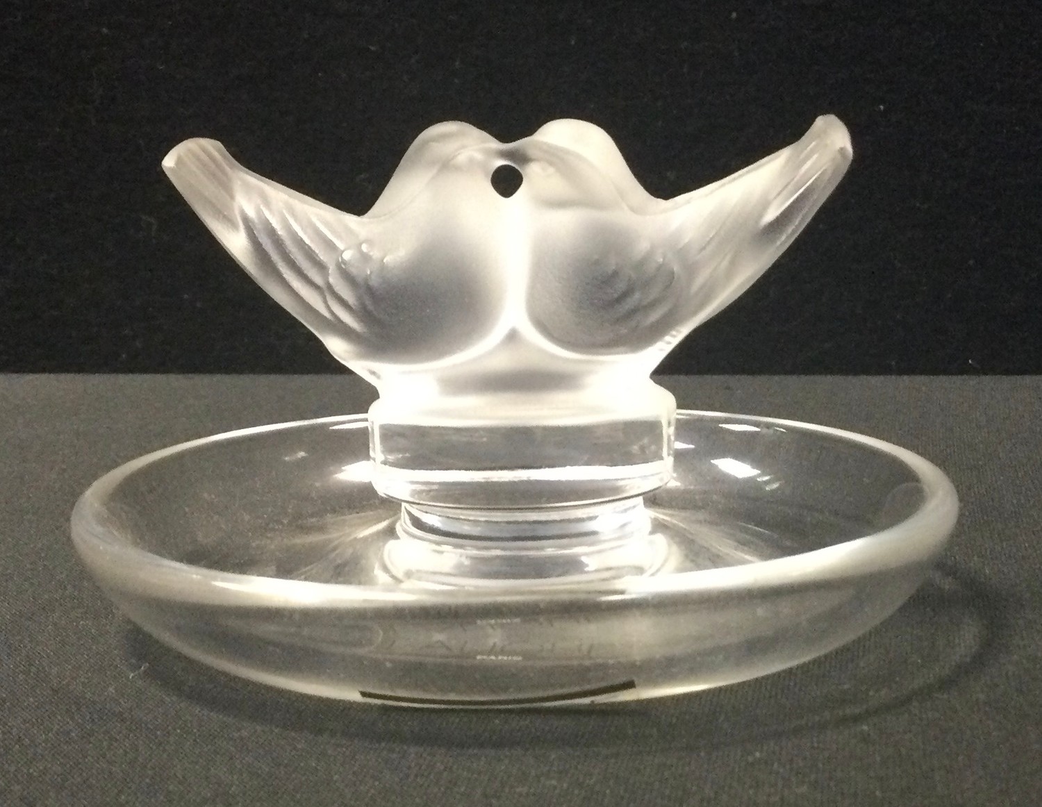 A Lalique glass Love Birds trinket dish, 10cm diameter.