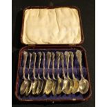 A set of twelve late Victorian silver teaspoons, foliate scroll terminals, London 1901, 171g, boxed