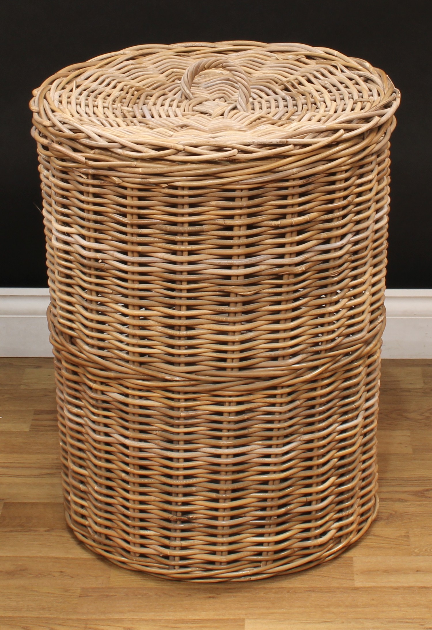 A large wicker log or laundry basket, 71.5cm high overall, 85cm high, 58cm deep, the basket 51cm - Bild 3 aus 3