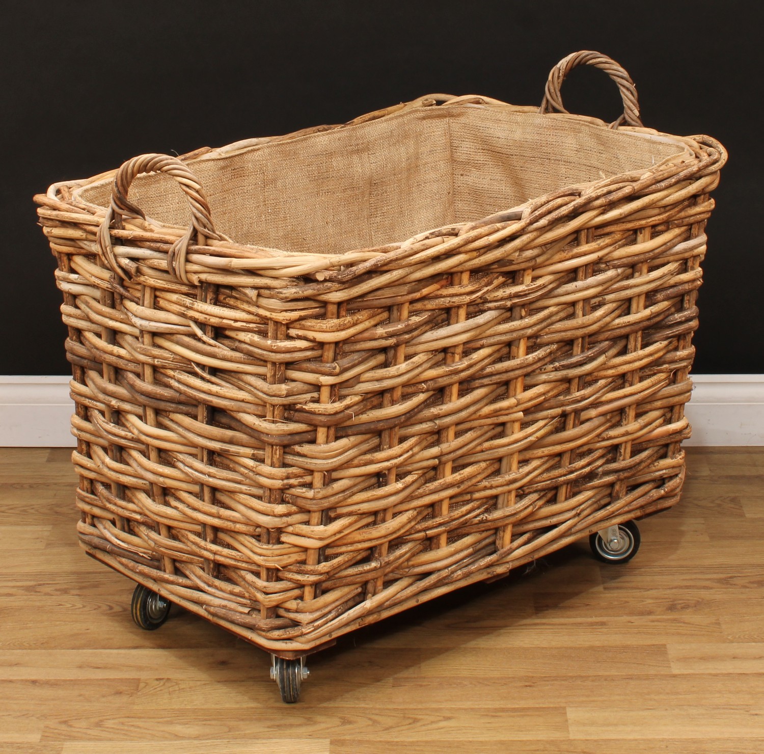 A large wicker log or laundry basket, 71.5cm high overall, 85cm high, 58cm deep, the basket 51cm - Bild 2 aus 3