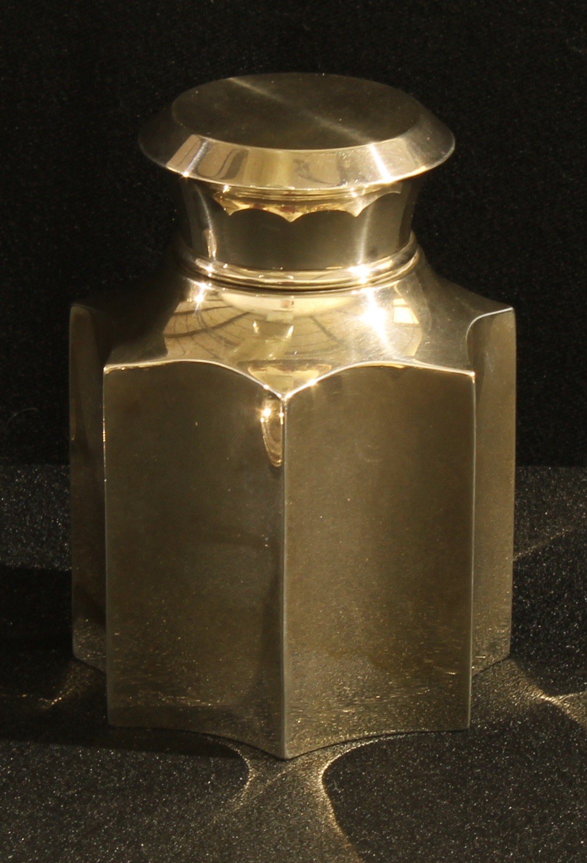 A George V silver star shaped tea caddy, push on ogee cover, 11cm, London 1927, 161.8g