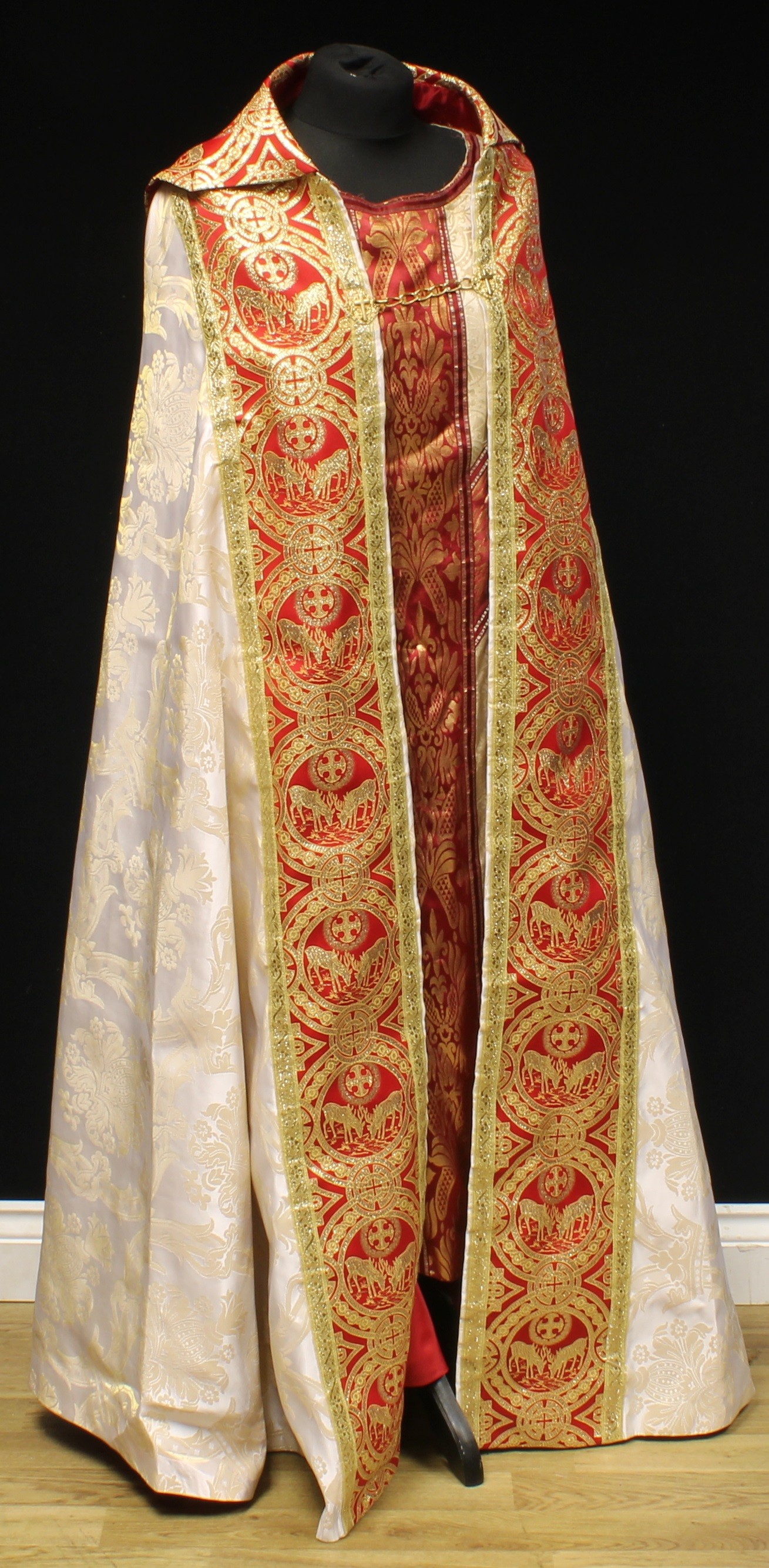 Ecclesiastical Liturgical Vestments - a cope, richly embroidered in gilt threads on red stain and - Bild 4 aus 5