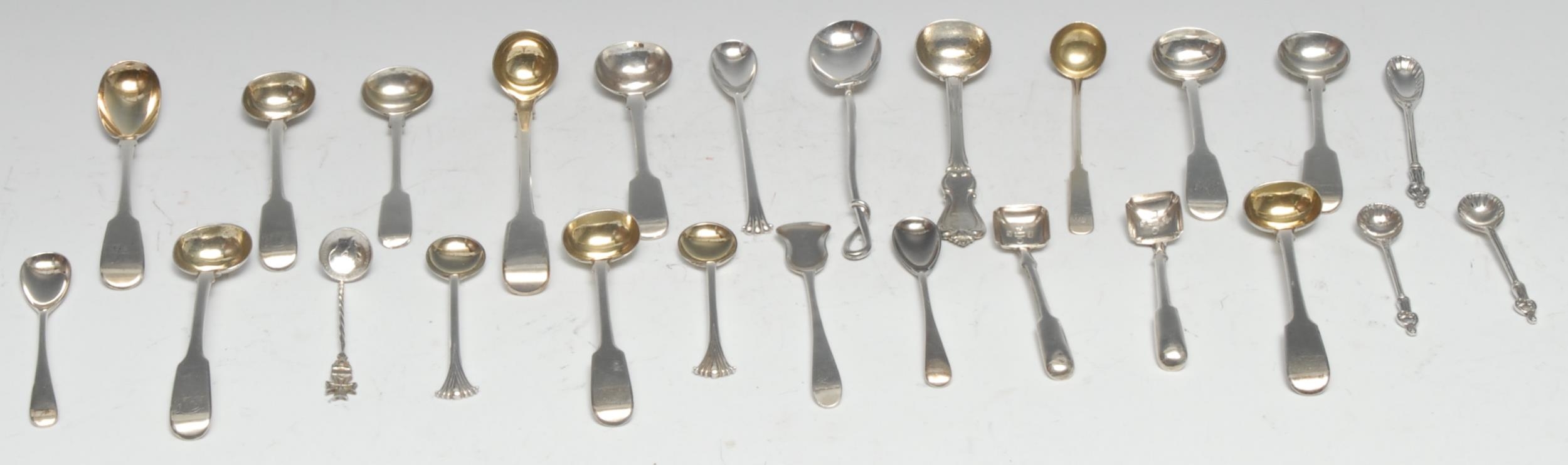 A pair of George III silver Fiddle pattern salt spoons, re-entrant square bowls, 9cm long, William - Image 2 of 2