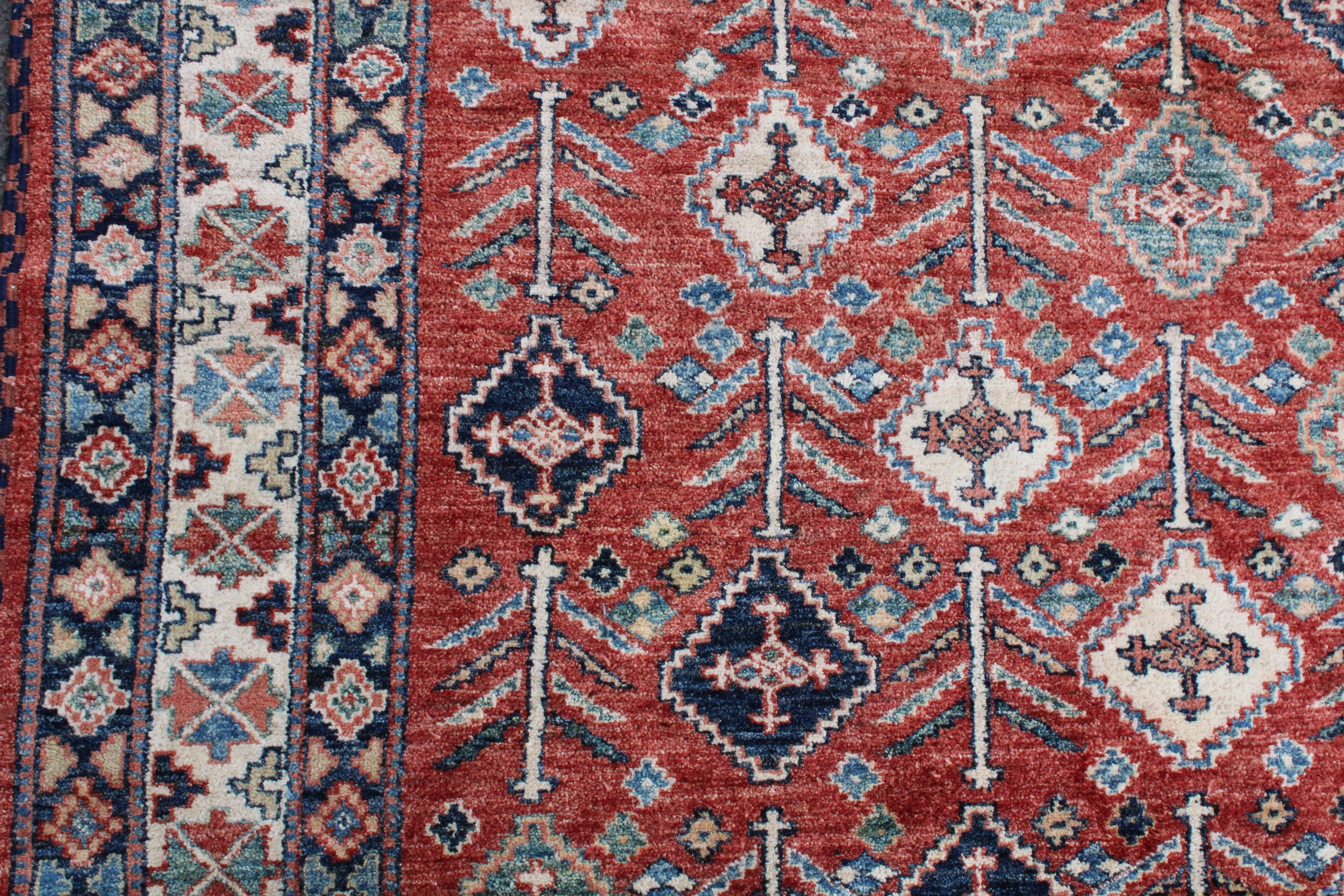 A Middle Eastern woollen carpet, worked in the traditional manner, 188cm x 154cm - Bild 6 aus 6