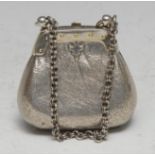 A Victorian silver novelty bag shaped purse, faux-leather textured, 6cm wide, William Summers,