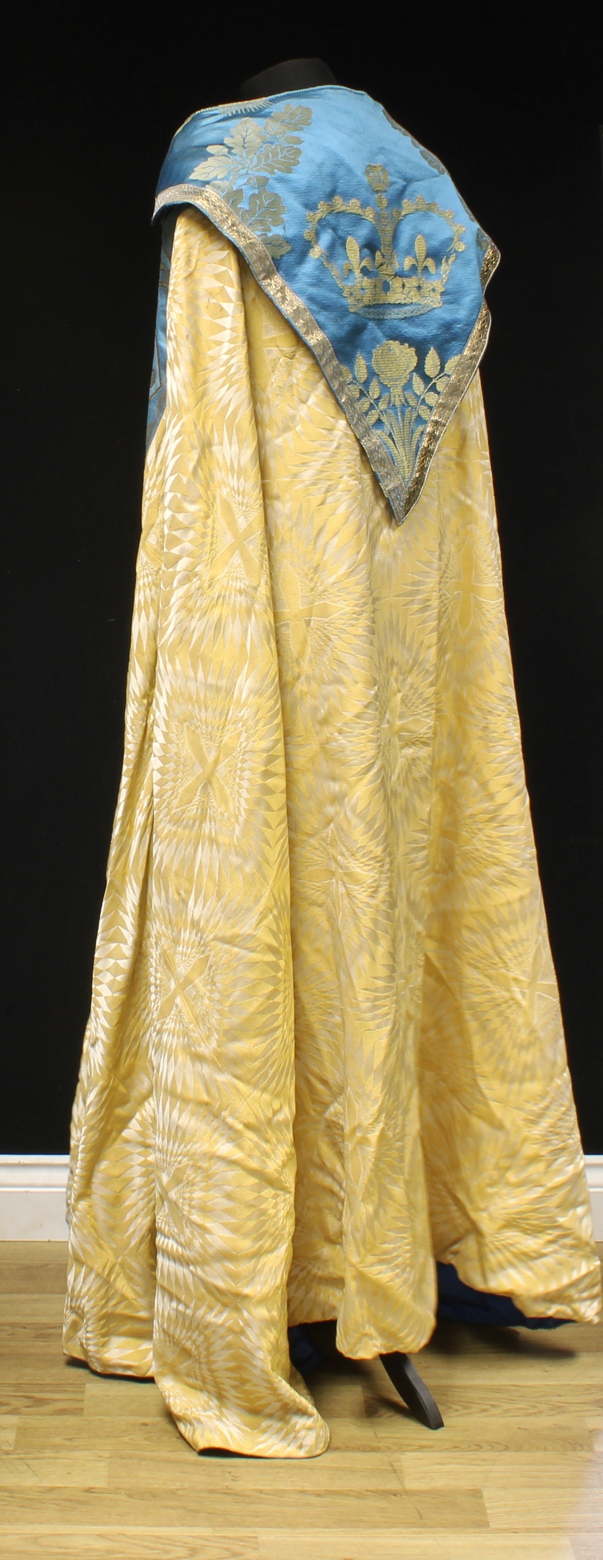 Ecclesiastical Liturgical Vestments - a champagne damask and blue silk cope, richly embroidered in - Bild 3 aus 5