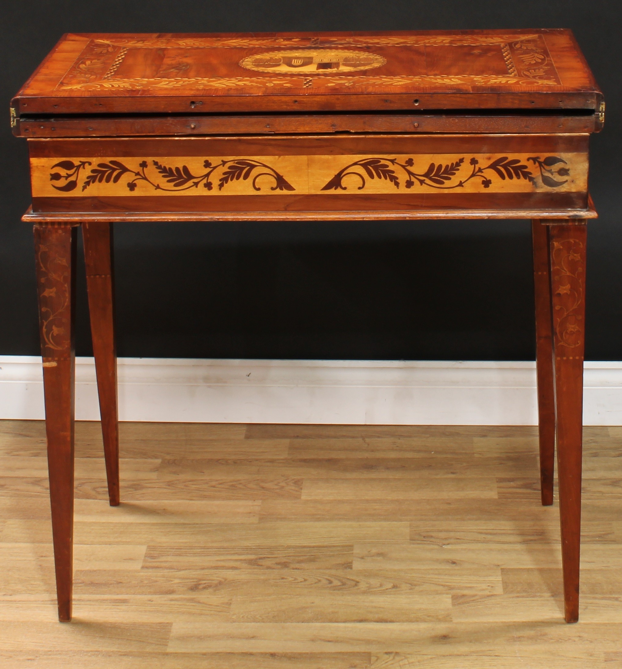 A 19th century Irish Killarney marquetry and yew room centre tea or silver table, hinged rectangular - Image 15 of 15