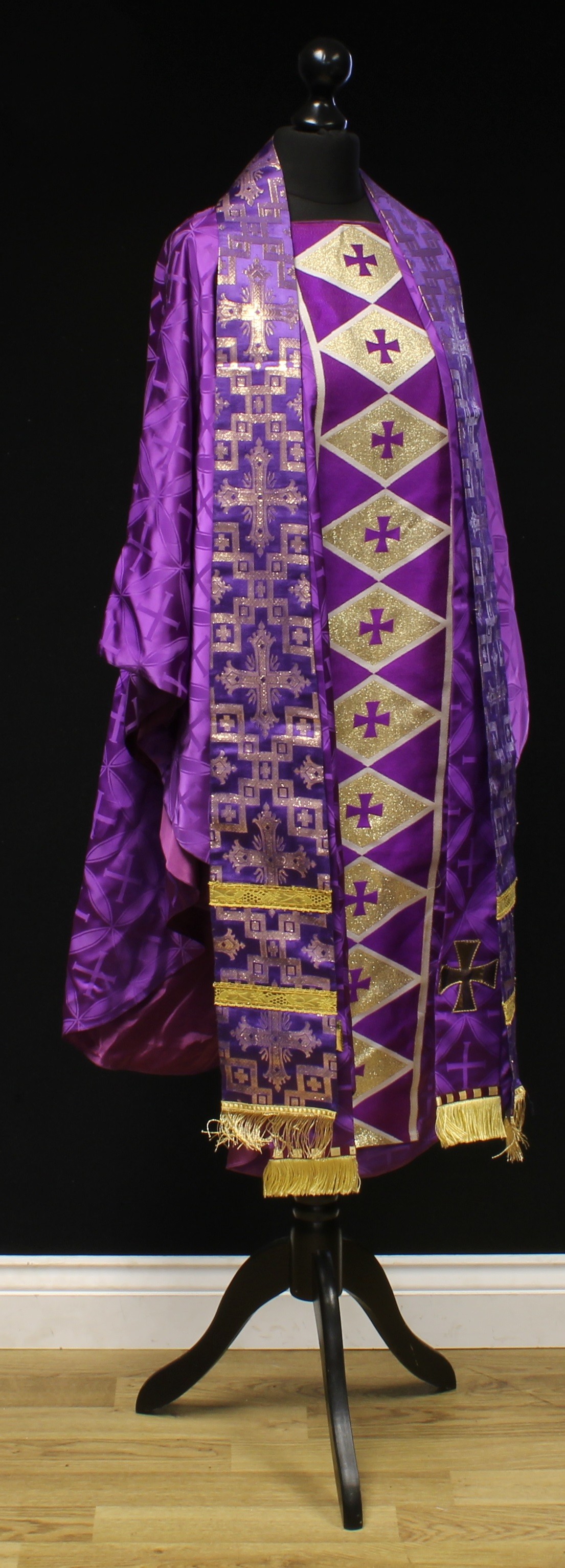 Ecclesiastical Liturgical Vestments - a purple damask chasuble and stole, 20th century; another - Bild 2 aus 5