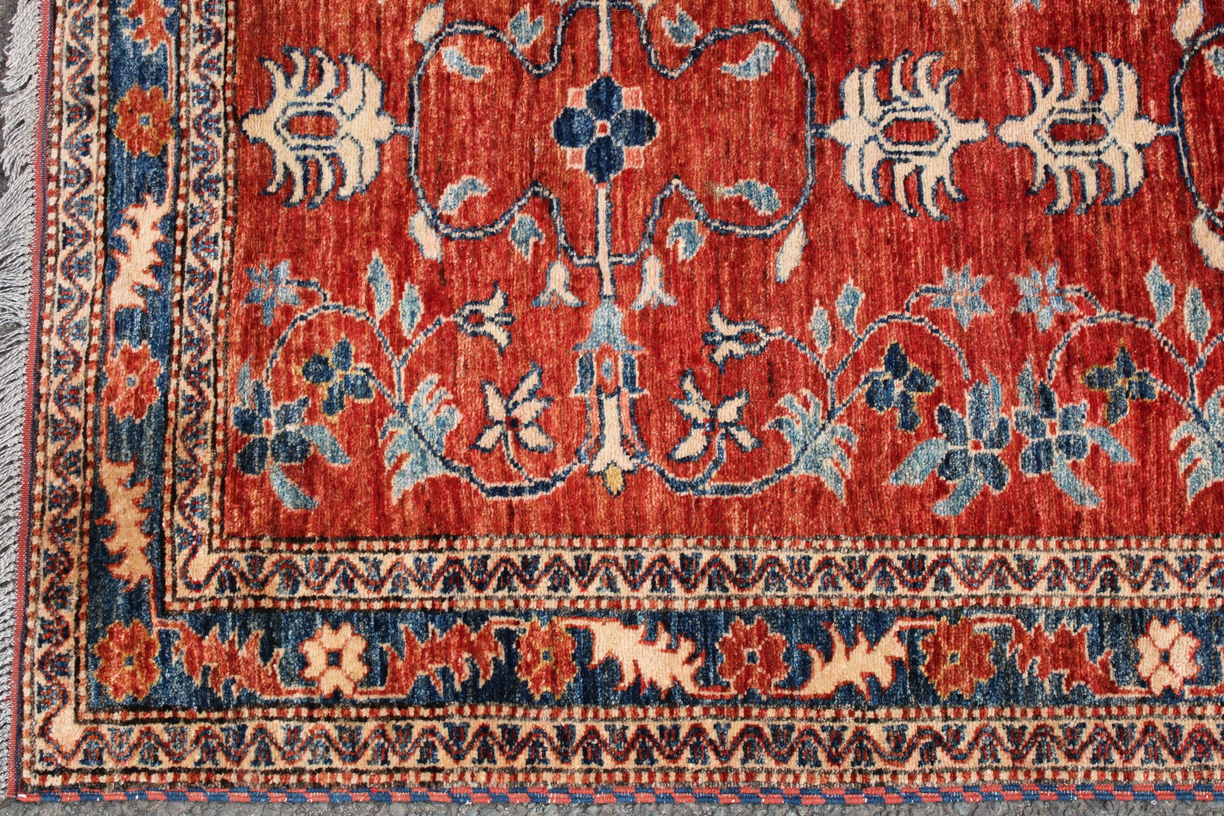 A Middle Eastern rug, worked in the traditional manner, 152cm x 102cm - Bild 2 aus 4