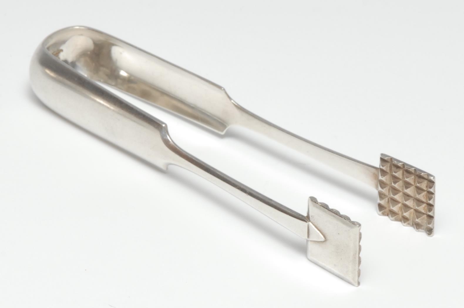 A pair of Russian silver tongs, 12.5cm long, kokoshnik mark, early 20th century