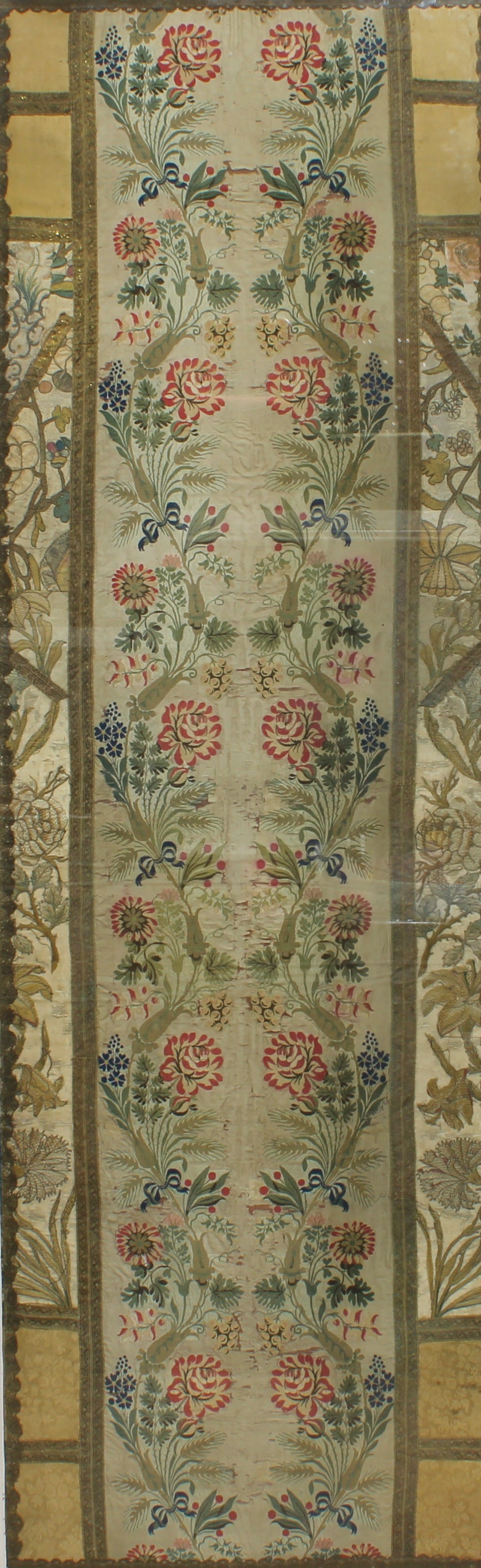 An 18th century silk panel, the central runner worked in coloured threads with opposing meandering - Bild 2 aus 2