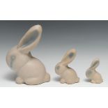 A set of three graduated Bourne Denby Danesby Ware Pastel Buff matt glazed Marmaduke rabbits, size