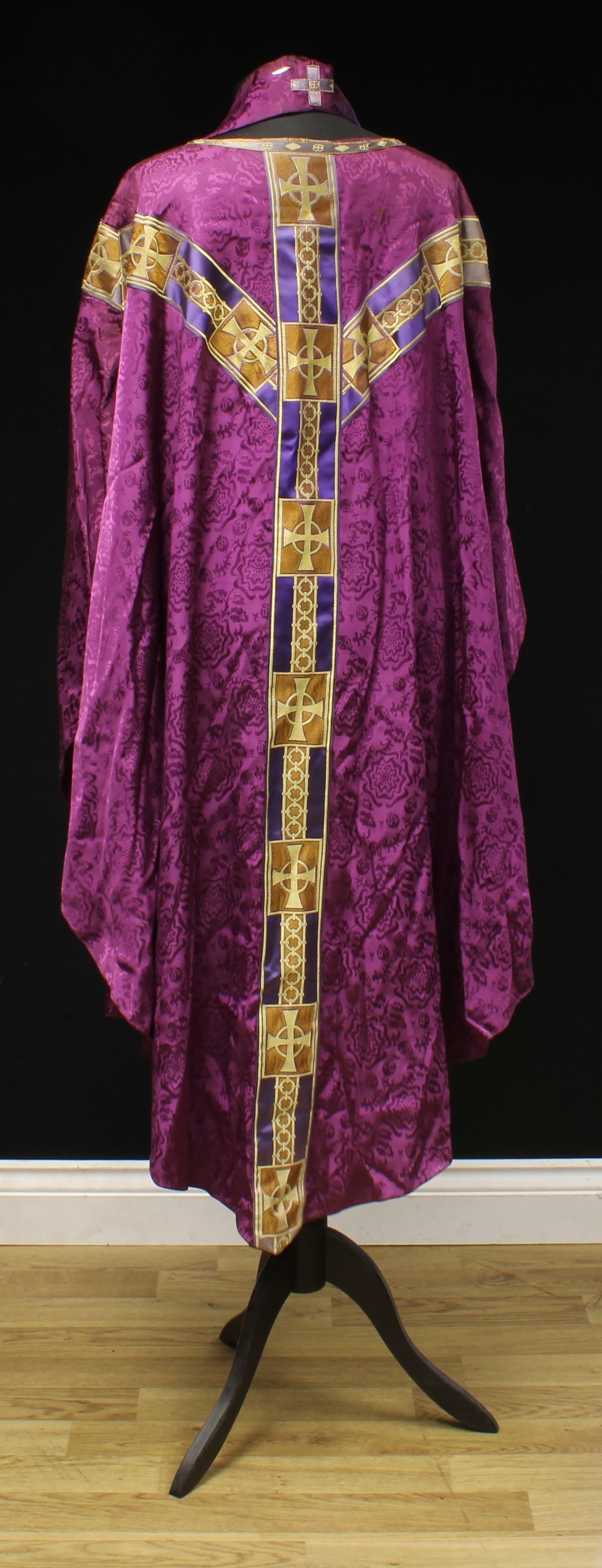 Ecclesiastical Liturgical Vestments - a purple damask chasuble and stole, 20th century; another - Bild 5 aus 5