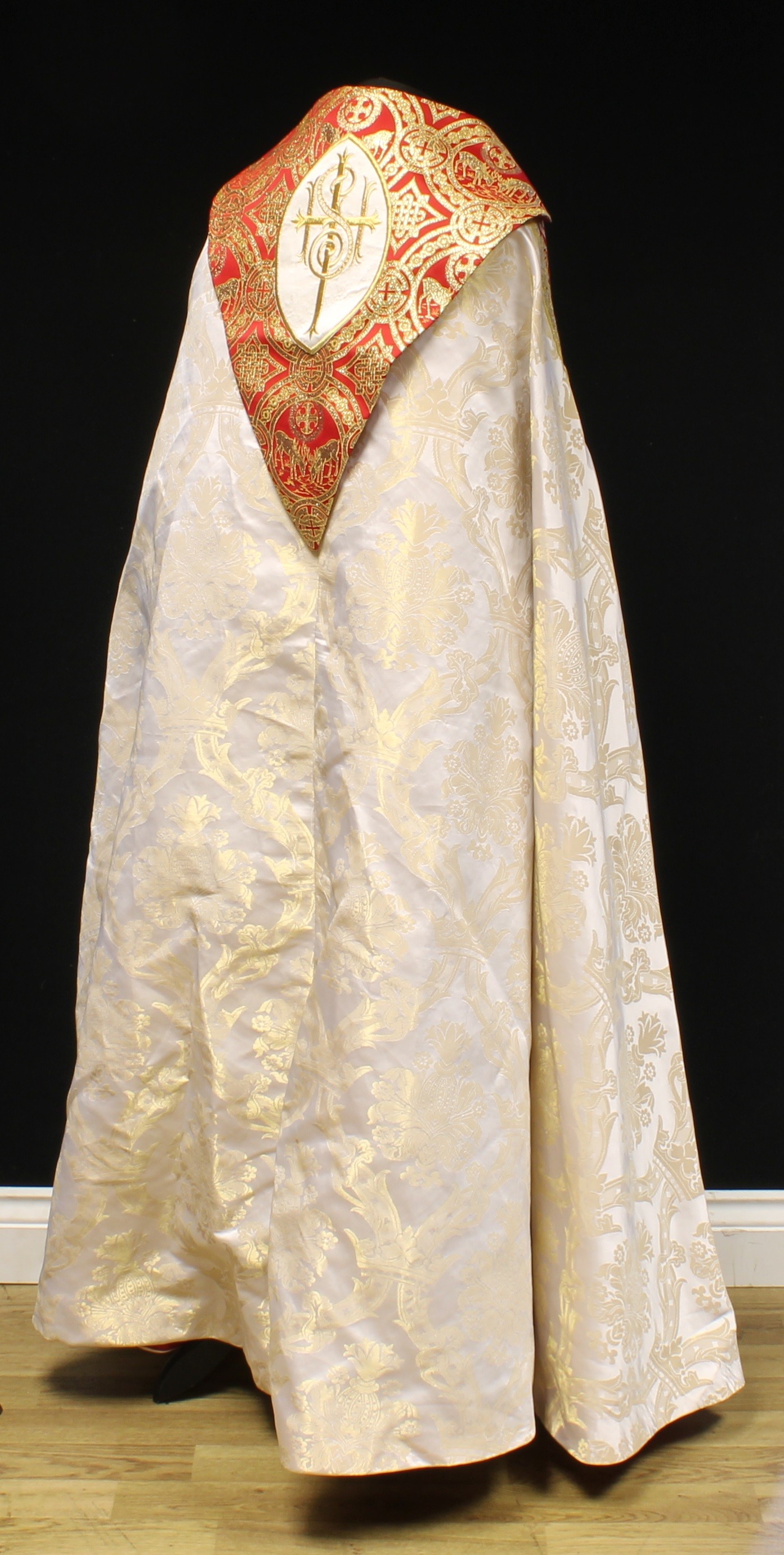 Ecclesiastical Liturgical Vestments - a cope, richly embroidered in gilt threads on red stain and - Bild 5 aus 5