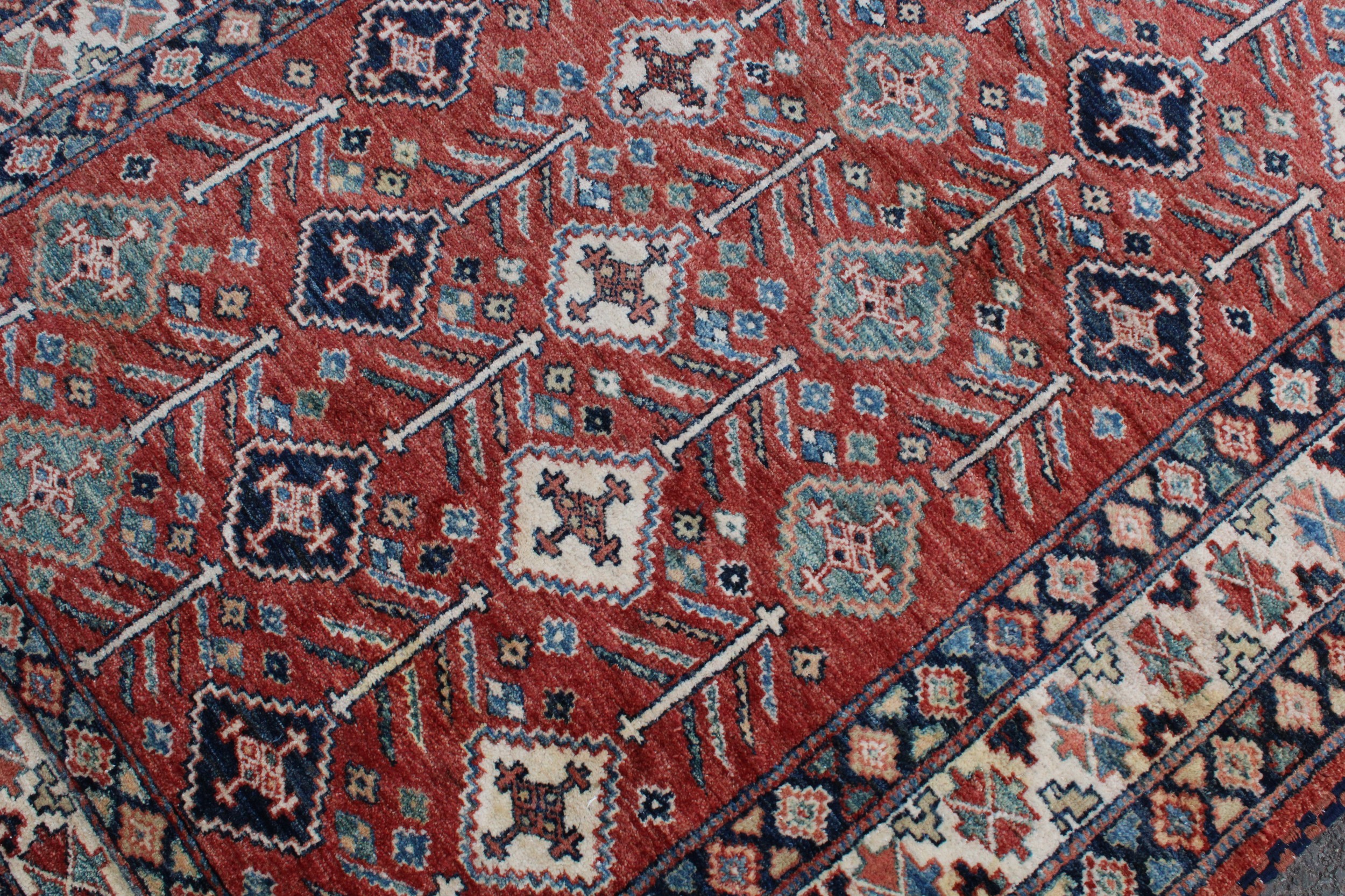 A Middle Eastern woollen carpet, worked in the traditional manner, 188cm x 154cm - Bild 5 aus 6