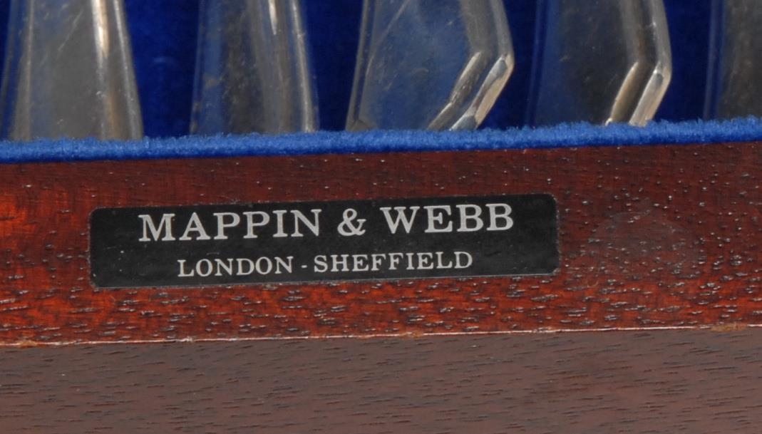 A silver Pembroke pattern canteen, for eight, comprising soup spoons, dinner knives and forks, - Image 2 of 2