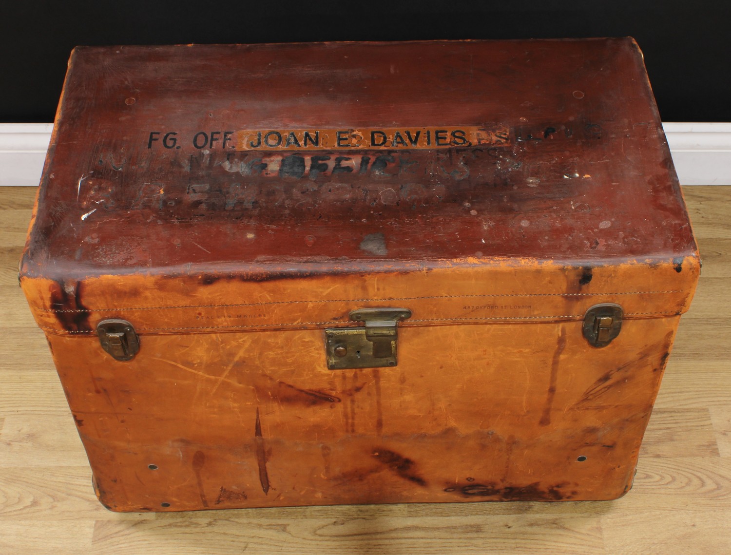 An early 20th century leather trunk, by Peal & Co Makers, 487 Oxford Street, London, carry handles - Bild 2 aus 7