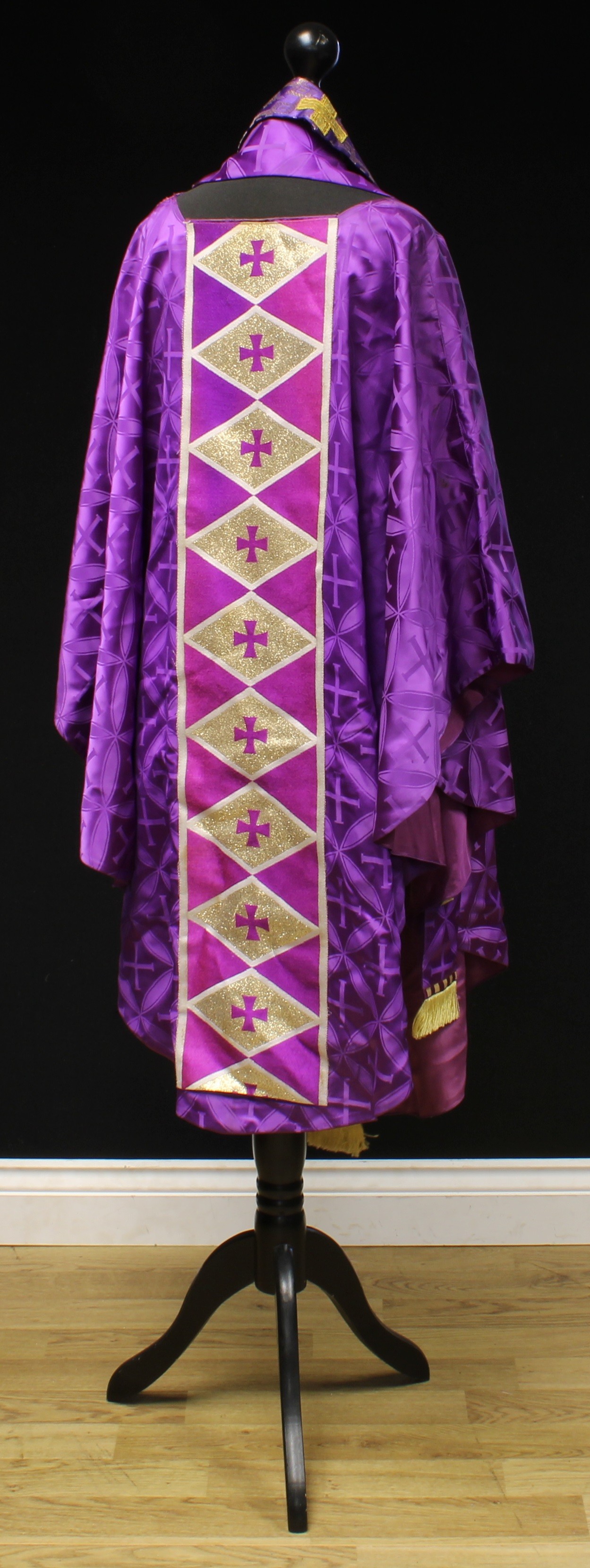 Ecclesiastical Liturgical Vestments - a purple damask chasuble and stole, 20th century; another - Bild 3 aus 5