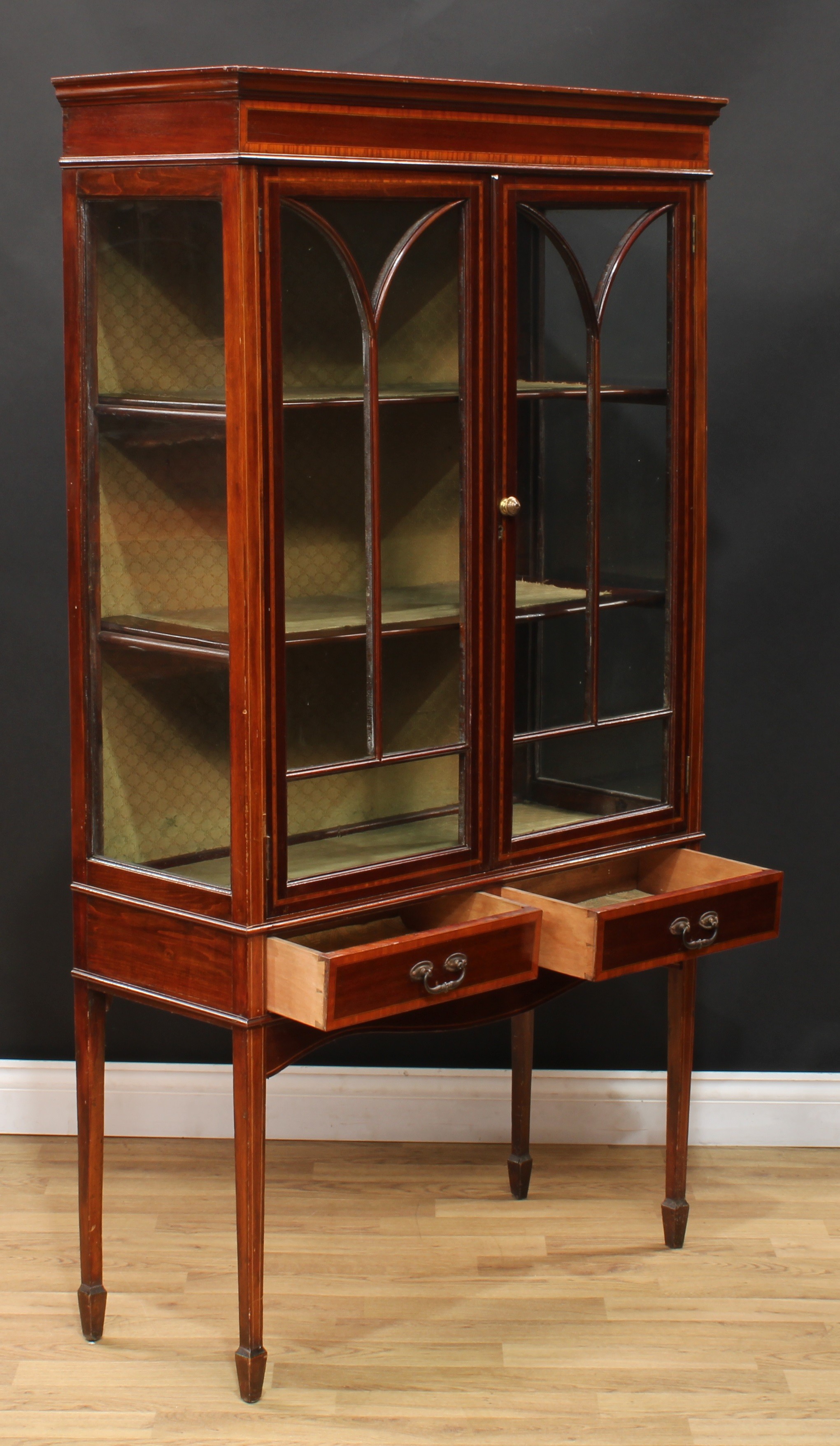 An Edwardian satinwood crossbanded mahogany display cabinet, moulded cornice above a pair of - Image 4 of 5