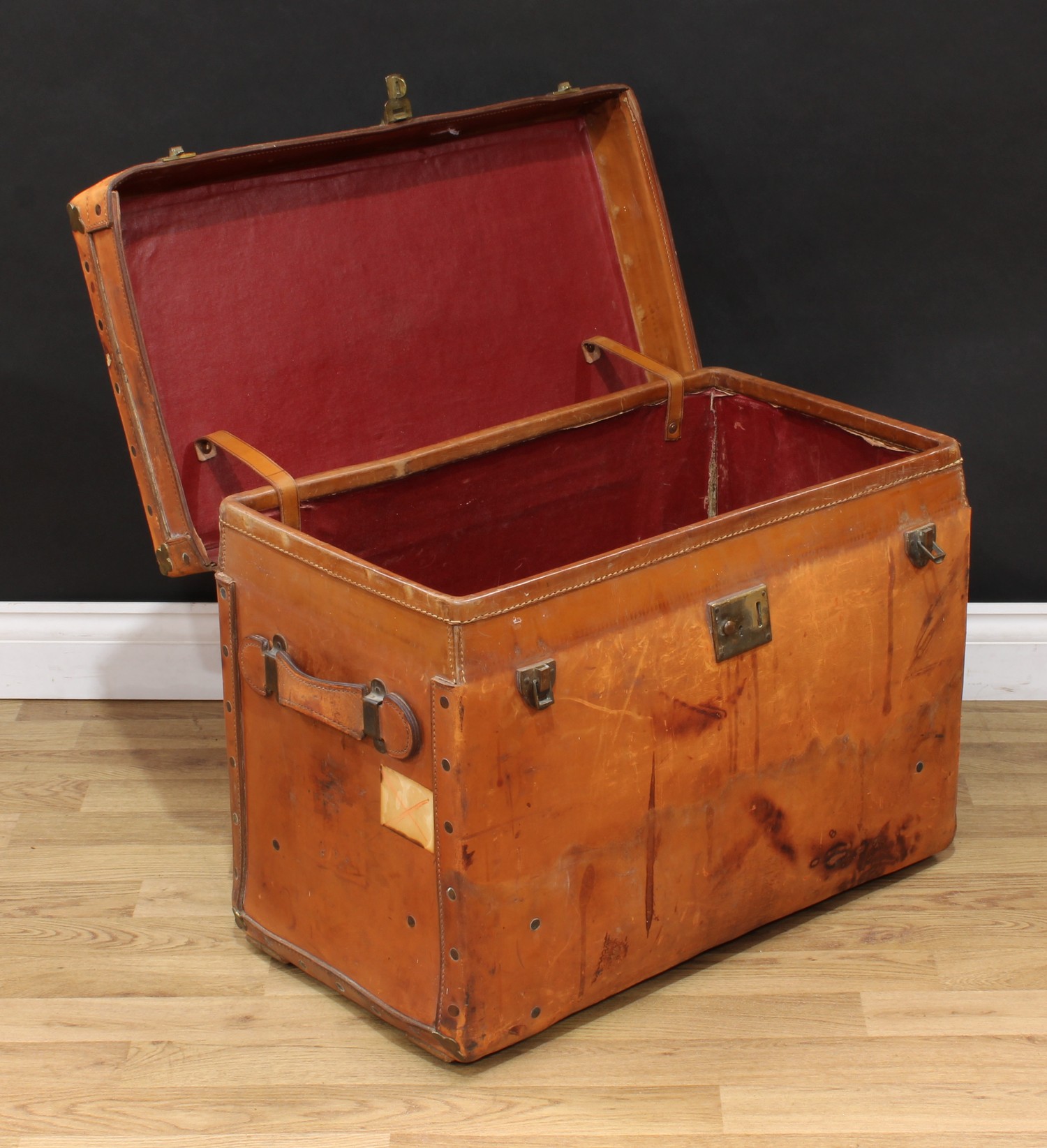 An early 20th century leather trunk, by Peal & Co Makers, 487 Oxford Street, London, carry handles - Bild 5 aus 7