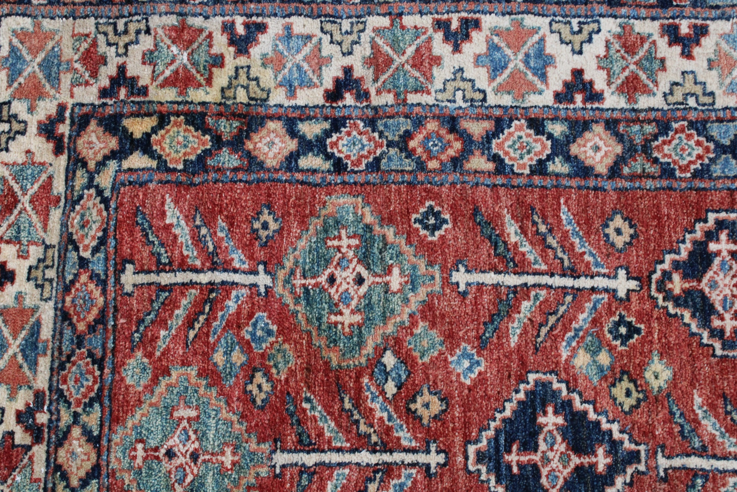 A Middle Eastern woollen carpet, worked in the traditional manner, 188cm x 154cm - Bild 4 aus 6