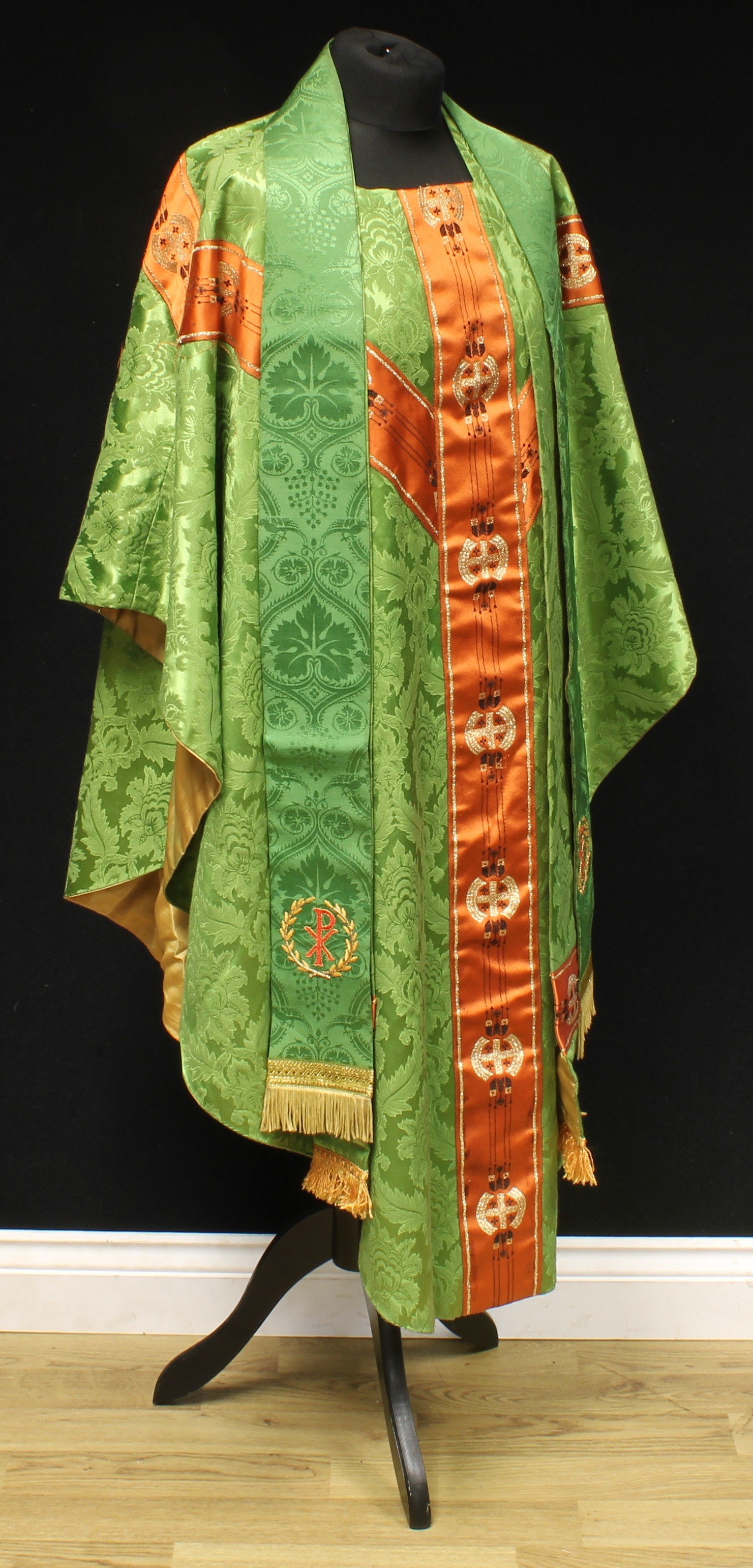 Ecclesiastical Liturgical Vestments - a champagne damask and blue silk cope, richly embroidered in - Bild 4 aus 5